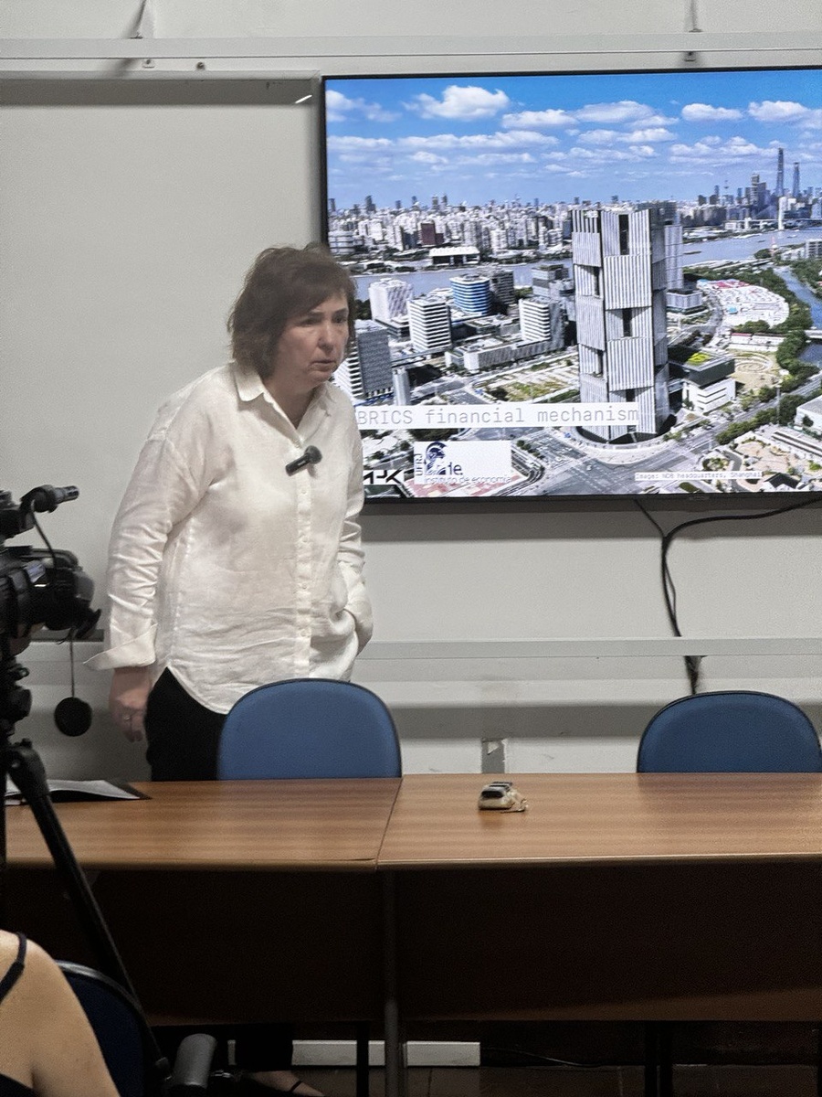 Вчера, 4-го ноября 2024 г. состоялась лекция профессора РУДН, президента ИНК в Институт экономики Федерального университета Рио-де-Жанейро (Institute of Economics at the Federal University of Rio de Janeiro, UFRJ) по курсу «Проблемы цифровой экономики». Эта первая лекция была посвящена теме «БРИКС+:"санкционная" экономика и новый мировой порядок». 