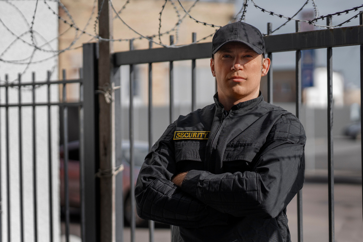 источник фото: <a href="https://ru.freepik.com/free-photo/portrait-male-security-guard-with-barbed-wire-fence_41554825.htm#fromView=search&page=1&position=4&uuid=0bac7ee4-0107-4ea9-a77a-1276d2bcdbff">Изображение от freepik</a>