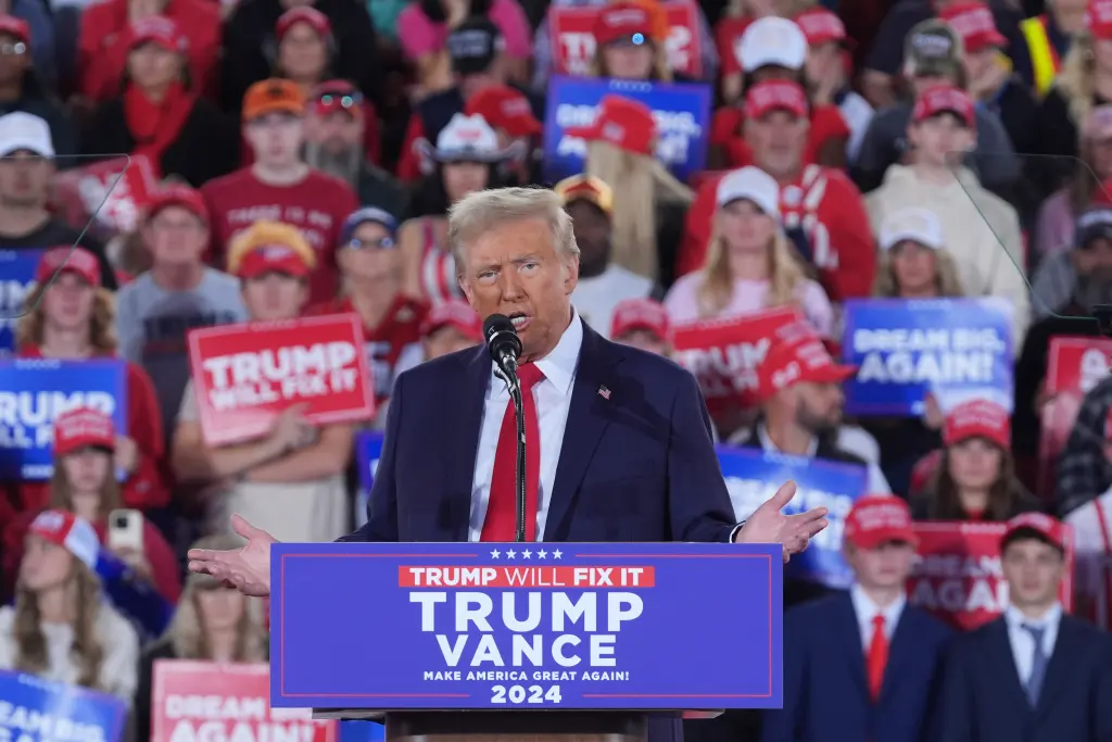 Бывший президент Дональд Трамп выступает на митинге в Роли 4 ноября 2024 года. AP Photo/Эван Вуччи.