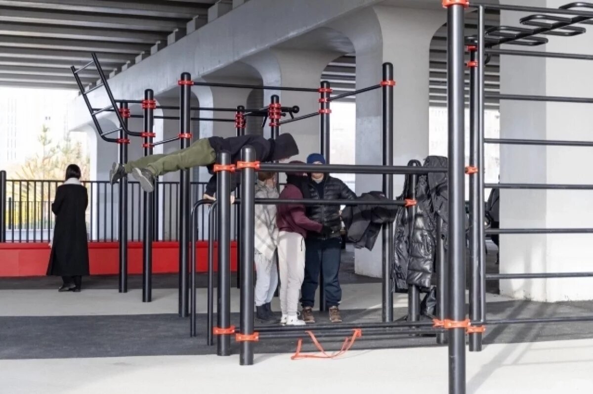    В Екатеринбурге под Макаровским мостом открыли спортивную площадку