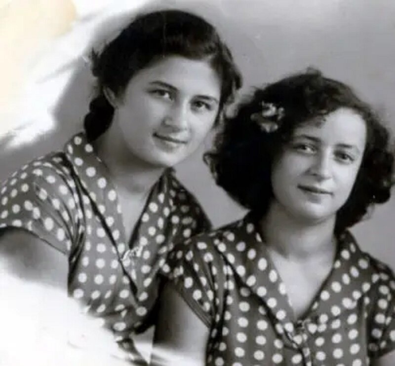 Офелия (справа) со школьной подругой