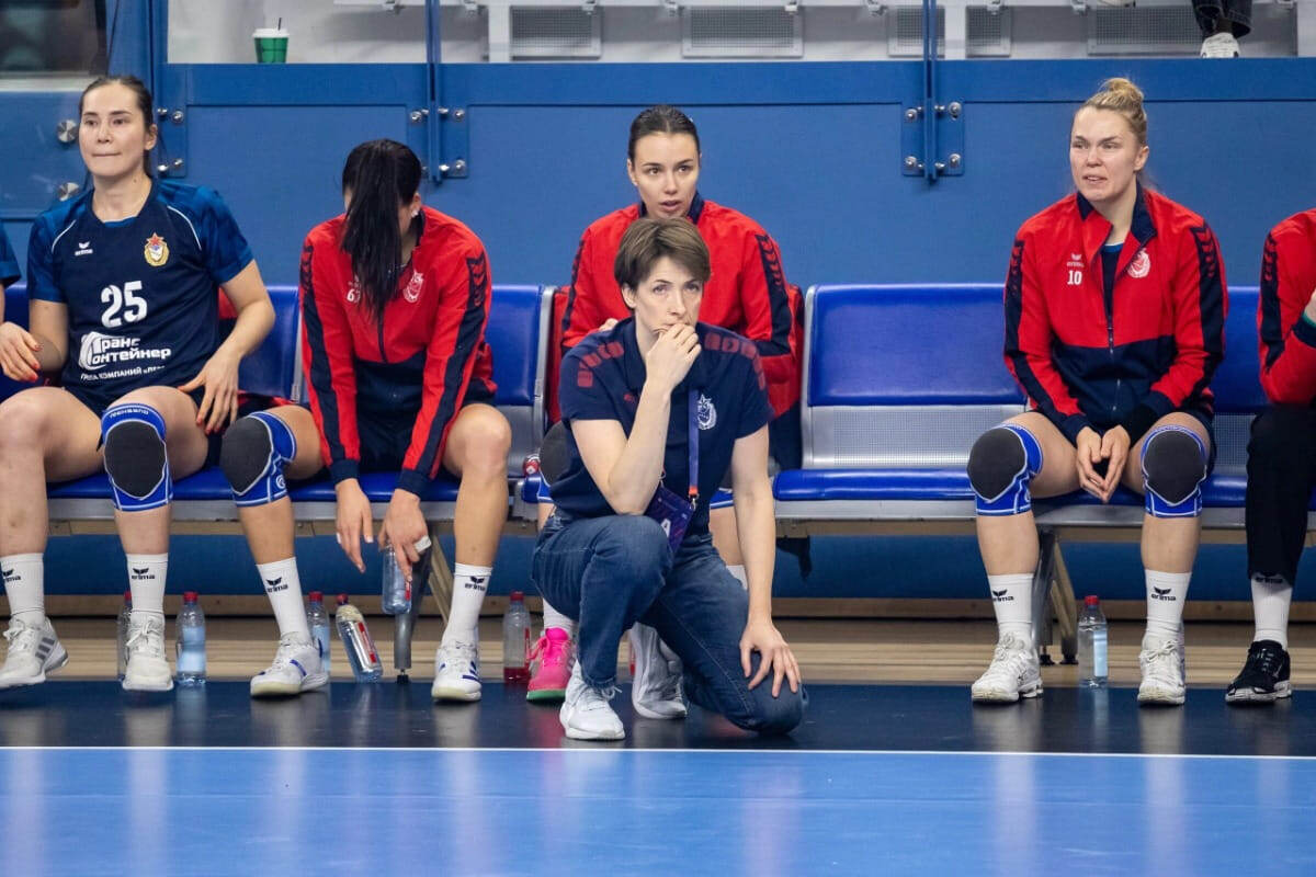    Надежда Муравьёва смотрела матч, стоя на одном колене