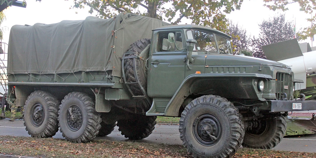 Урал-375 и его гражданский брат: история легендарного грузовика и его трансформаций