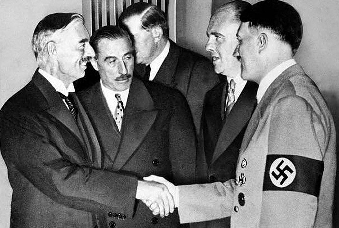 Гитлер и британский премьер Невилл Чемберлен