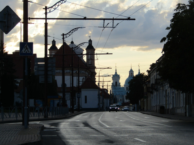 Силуэты костёла монастыря бригиток и Фарного костёла на фоне вечернего неба