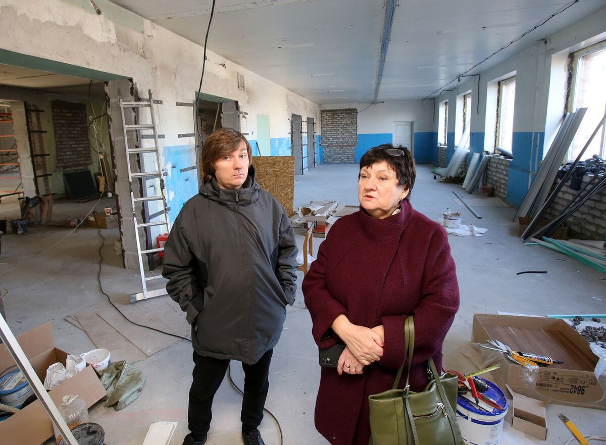 Александр и Валентина Пузаковы готовят помещение под будущий магазин  📷
