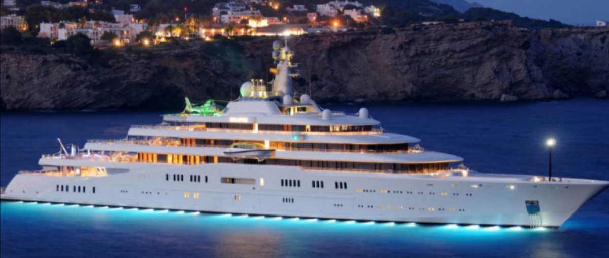 Самые дорогие яхты в мире — это не просто средство передвижения по воде, это настоящие произведения искусства и роскоши. Яхты могут иметь огромные размеры, быть оснащены самыми современными технологиями и предлагать все удобства для комфортного и роскошного отдыха.
В данной статье мы рассмотрим топ-10 самых дорогих яхт в мире, цены на которые могут превышать несколько миллиардов долларов. Погрузитесь в мир роскоши и роскошных яхт:
1.Azzam - $600 млн Яхта Azzam - самая дорогая и большая яхта в мире, принадлежащая принцу Саудовской Аравии. Длина яхты составляет 180,61 метра, и она имеет 94 каюты для гостей. Azzam оснащена двумя газовыми турбинными двигателями мощностью 23500 лошадиных сил, что позволяет ей разгоняться до скорости 31 узел.
2.Eclipse - $590 млн Яхта Eclipse, принадлежащая российскому миллиардеру Роману Абрамовичу, была построена в 2010 году. Ее длина составляет 162,5 метра, и на борту находится бассейн, спа-центр, кинотеатр, геликоптерная площадка и субмарина. Eclipse также оснащена системой противоракетной обороны и имеет двигатели мощностью 110000 лошадиных сил.
3.Dubai - $400 млн Яхта Dubai, принадлежащая шейху Дубая, была построена в 2006 году. Ее длина составляет 162 метра, и на борту расположены роскошные каюты, спортивный зал, бассейн, кинотеатр и вертолетная площадка. Dubai также имеет стеклянный стент, оригинальный подогреваемый бассейн и два катамарана для отдыха.
4.Sailing Yacht A - $400 млн Яхта Sailing Yacht A - это одна из самых больших парусных яхт в мире. Ее длина составляет 143 метра, и она была спроектирована студией Philippe Starck. Судно имеет пятиэтажные пространства для отдыха и развлечений, а также три мачты высотой 100 метров.
5.Motor Yacht A - $300 млн Яхта Motor Yacht A - это еще одно произведение искусства Филиппа Старка. Ее длина составляет 119 метров, и на борту находится бассейн, пляжный клуб, спа-центр, вертолетная площадка и кинотеатр. Motor Yacht A также оснащена антисудовой системой и имеет двигатели мощностью 23800 лошадиных сил. 6.Dilbar - $256 млн Яхта Dilbar была построена в 2016 году для российского миллиардера Алишера Усманова. Ее длина составляет 156 метров, и она имеет 41 каюту для гостей и 80 мест для членов экипажа. Dilbar оснащена двумя дизельными двигателями мощностью 20000 лошадиных сил и может развивать скорость до 22,5 узла.
7.Al Said - $225 млн Яхта Al Said принадлежит султану Омана и была построена в 2008 году. Ее длина составляет 156 метров, и она имеет 154 каюты для гостей и 170 мест для членов экипажа. Al Said оснащена двумя дизельными двигателями мощностью 22218 лошадиных сил и может развивать скорость до 25 узлов. 8.Serene - $200 млн Яхта Serene была построена в 2011 году для российского миллиардера Юрия Шеленкова. Ее длина составляет 134 метра, и на борту находится казино, спортивный зал, бассейн, синема и теннисный корт. Serene также оснащена вертолетной площадкой и тубоходом. 9.Octopus - $200 млн Яхта Octopus, принадлежащая основателю компании Microsoft Полу Аллену, была построена в 2003 году. Ее длина составляет 126 метров, и на борту находится подводная лодка, вертолеты, кинотеатр и музыкальная студия. Octopus также является одной из самых технически продвинутых яхт в мире.
10.Flying Fox - $200 млн Яхта Flying Fox была построена в 2019 году и является одной из самых современных яхт на сегодняшний день. Ее длина составляет 136 метров, и на борту находится бассейн, спа-центр, кинотеатр, вертолетная площадка и подводная лодка. Flying Fox также оснащен самыми современными технологиями и лучшими материалами.
 Яхты в современном мире – это уже стало не только средством передвижения, но и произведения искусства и роскоши. Владельцы этих яхт не только путешествуют по миру, но и наслаждаются комфортом и роскошью на борту. Яхты из нашего топ-10 по праву можно считать самыми дорогими и впечатляющими на планете.