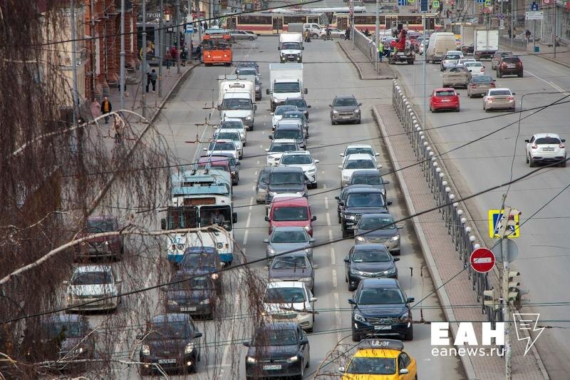    Всем гражданам, владеющим авто или недвижимостью, надо заплатить налог