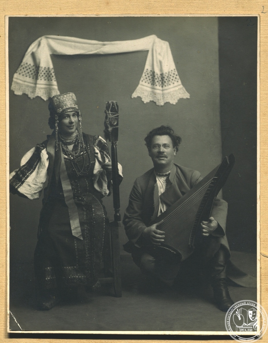 Фотография С. Г. Скитальца с актрисой В. К. Уструговой – собирательницей народных сказок и сказаний. Санкт-Петербург. 1912 г. РГАЛИ. Ф. 484. Оп. 1.