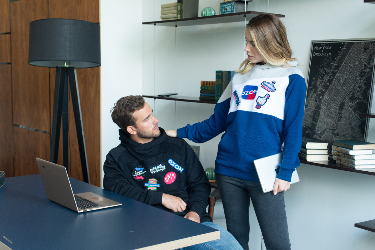 Толстовки благодаря стикерам на каждом сотруднике выглядят индивидуально. Источник фото https://vc.ru/marketing/322857