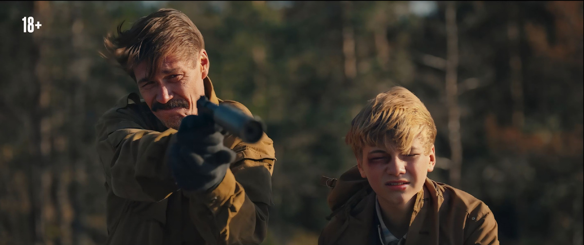 Кадр из сериала. Артём Быстров  в роли Павла Лиховцева и Савелий Кудряшов в роли Евгения Лиховцева