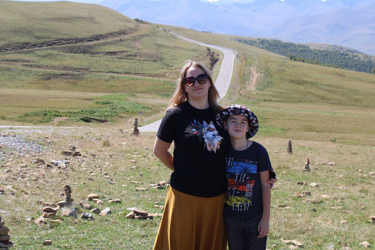 чья-то будущая свекровь стоит. И тёща 