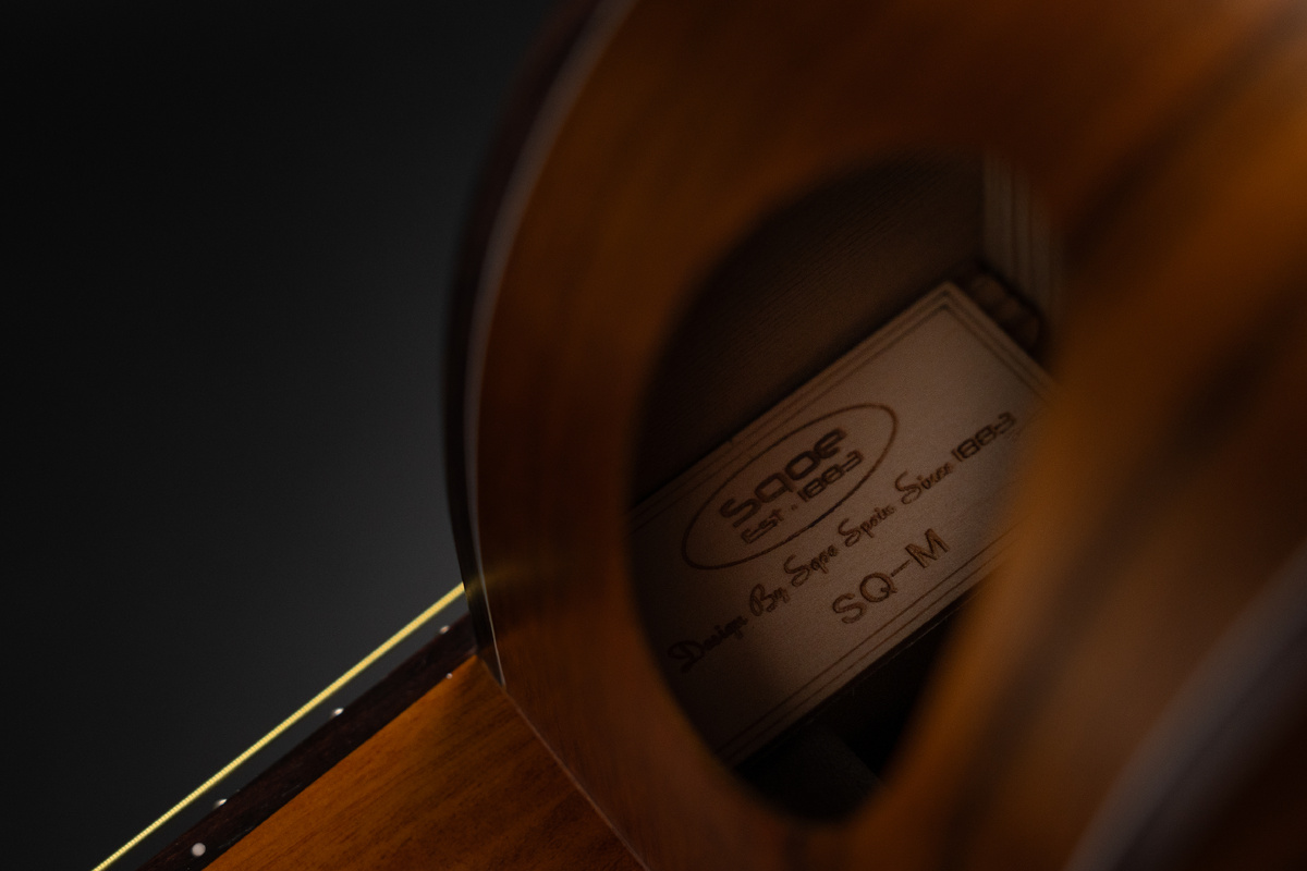 Резонаторное отверстие на обечайке акустической гитары SQOE SQ-M
