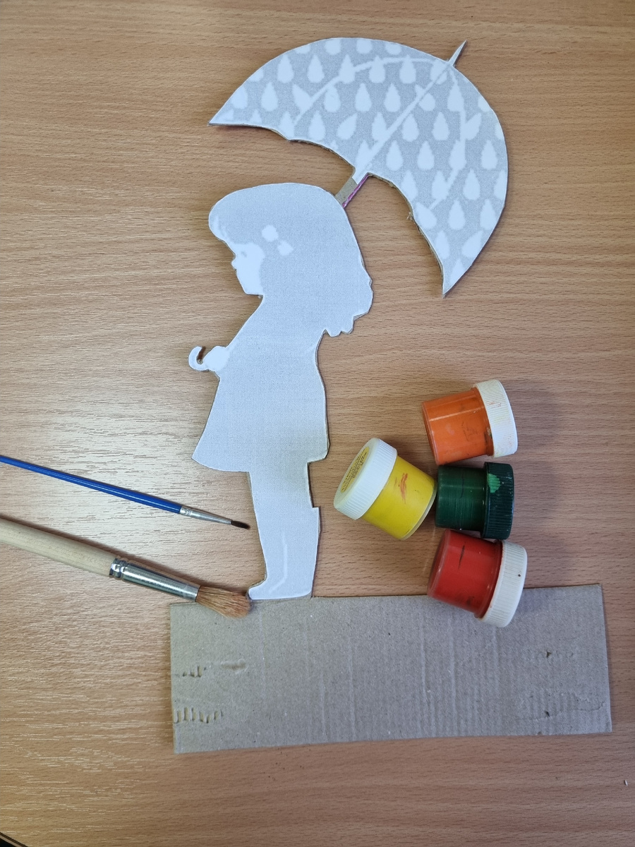 Делаем подставку сразу, чтоб фигурка могла стоять.