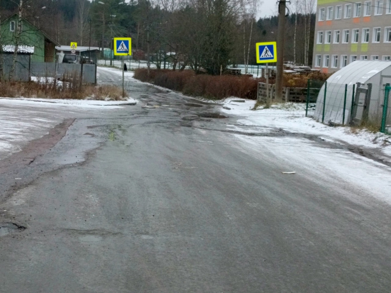    Вода из прорванной трубы залила улицу в Лахденпохьепаблик «ЛахденпохьЯ – навсегда»