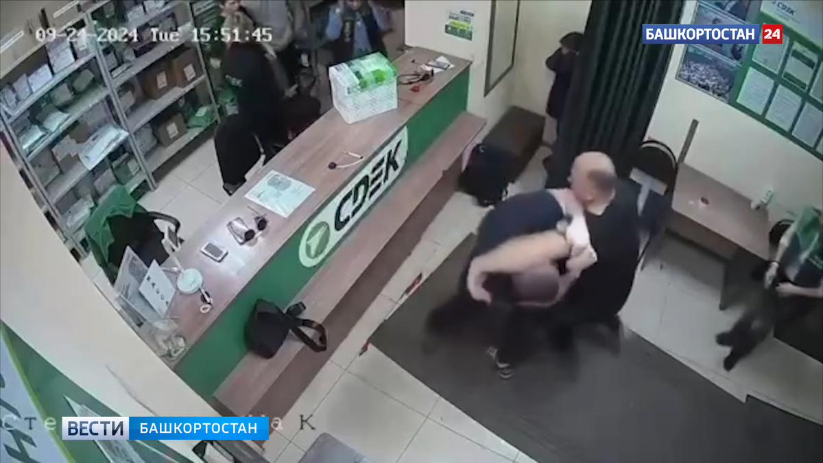   «Тебя как звать-то?»: драка с участием двух мужчин в пункте выдачи посылок в Башкирии попала на видео