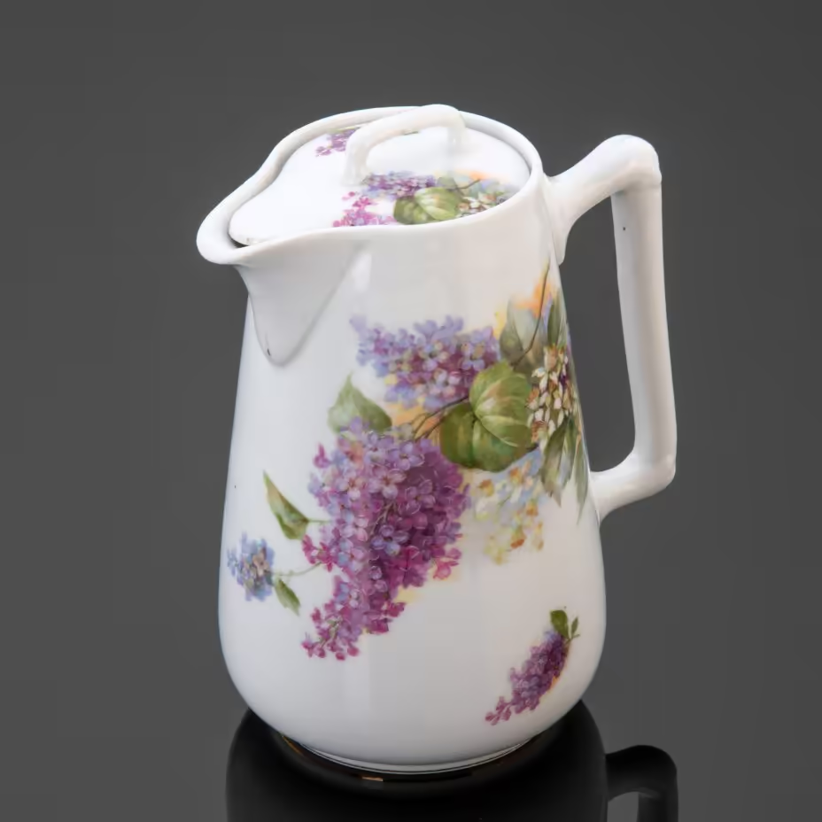 Кувшин, украшенный изображением сирени, фарфор, деколь, золочение, Товарищество М.С. Кузнецова в Дулёво, Российская империя, 1910-1917 гг.