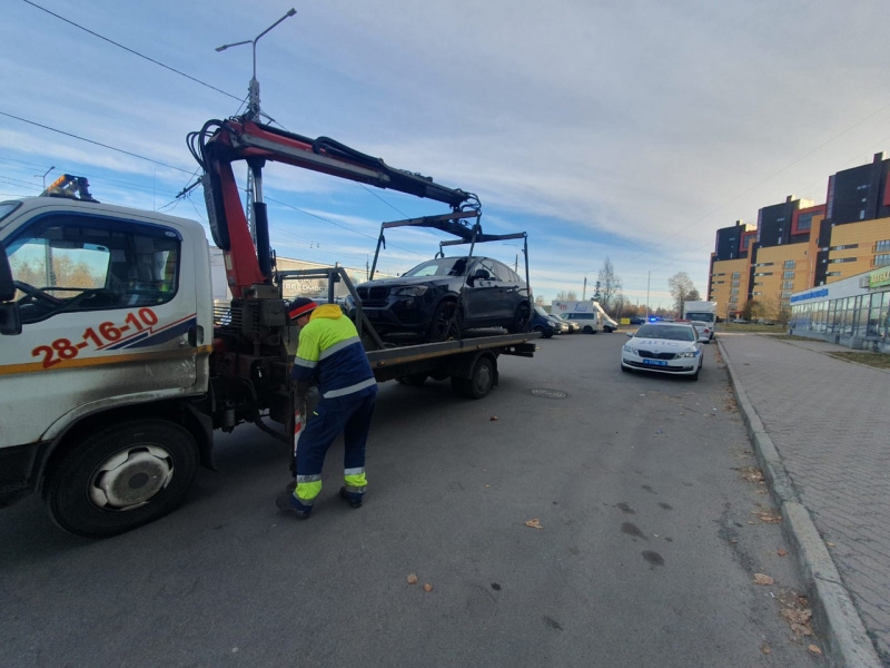    Девушка без прав каталась по Петрозаводску на BMW без номеровГАИ Петрозаводска