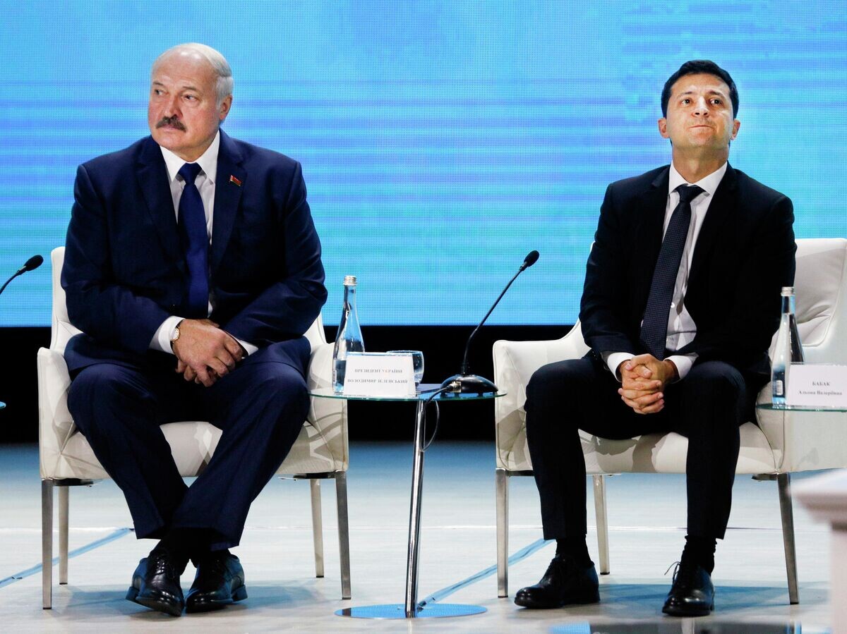    Президент Беларуси Александр Лукашенко и президент Украины Владимир Зеленский на форуме Украина Беларусь© AP Photo / Efrem Lukatsky