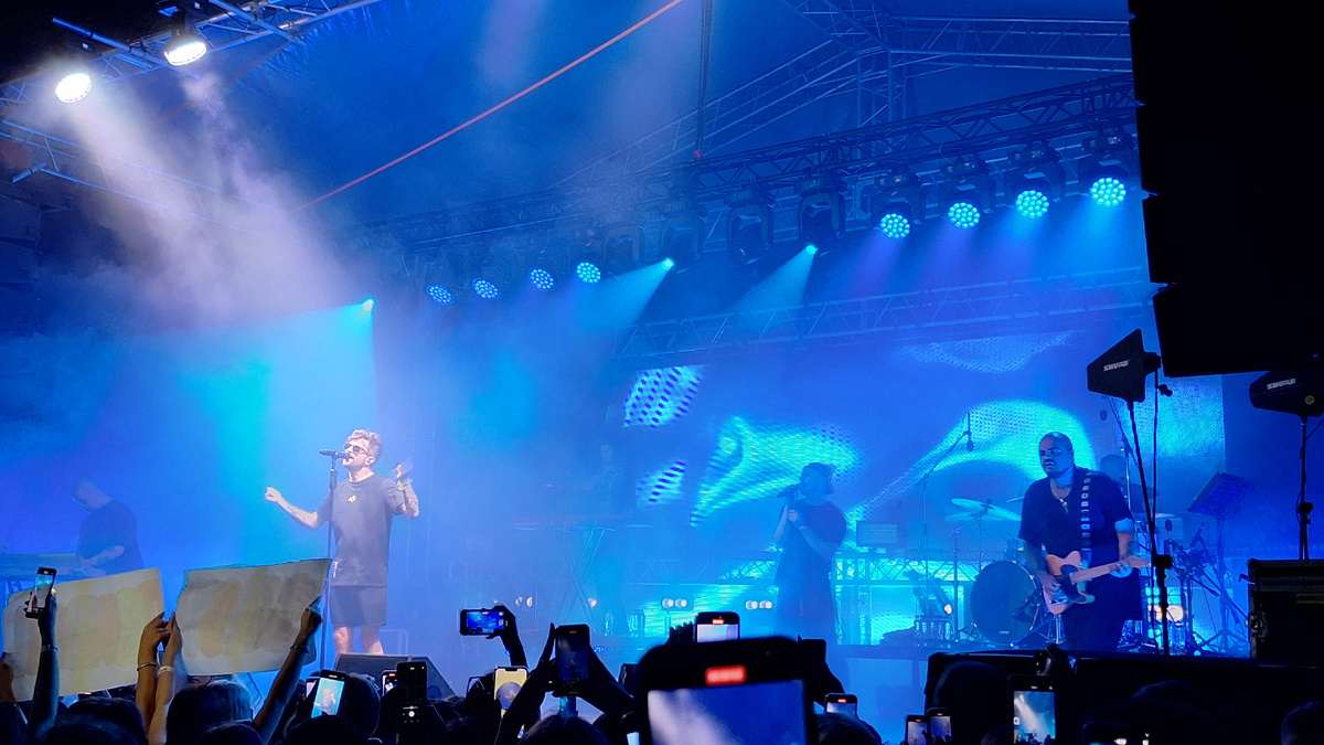 Личное фото автора (на тот момент я не знала, что написано на плакате, девчонки так 2 песни стояли с поднятым плакатом).