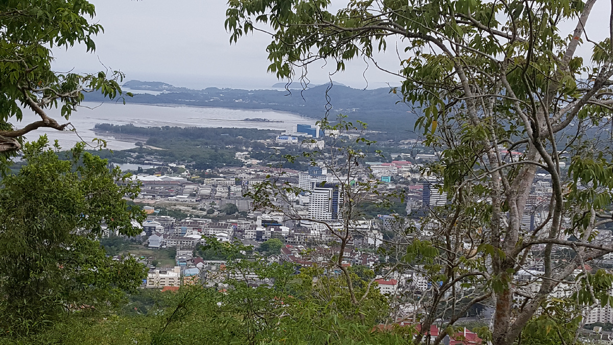 Вид на город и залив Панва