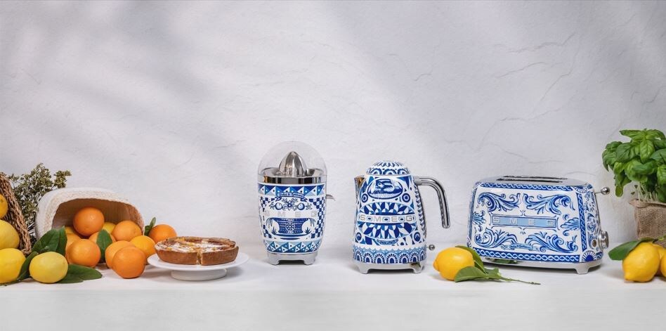 Коллекция Голубое Средиземноморье, малой бытовой техники Smeg в цветах моря, созданная в сотрудничестве с Dolce & Gabbana.