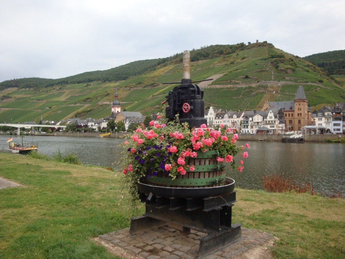 Памятник прессу для винограда