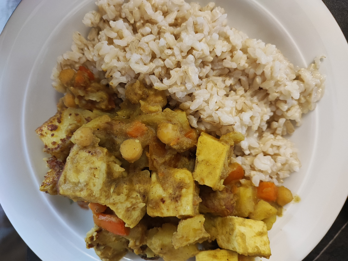 Овощи с тофу и нутом в соусе карри, на гарнир рис