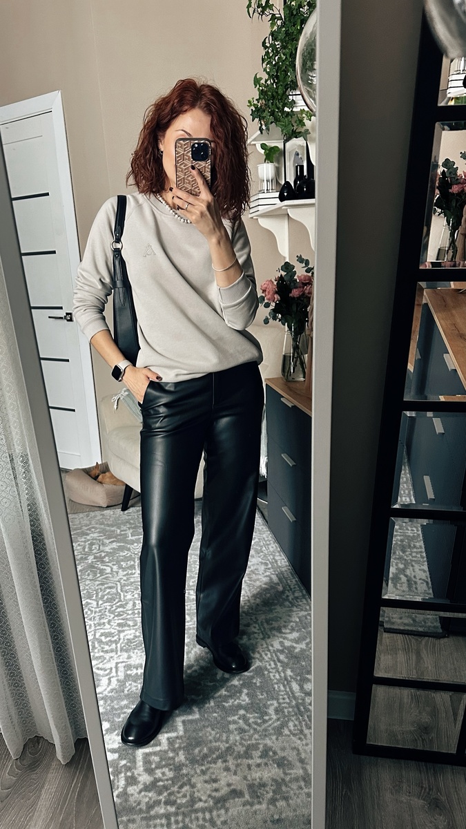 К экокоже подойдет любой вариант «верха». Мне нравится комбинировать с джемперами, свитерами и свитшотами. 