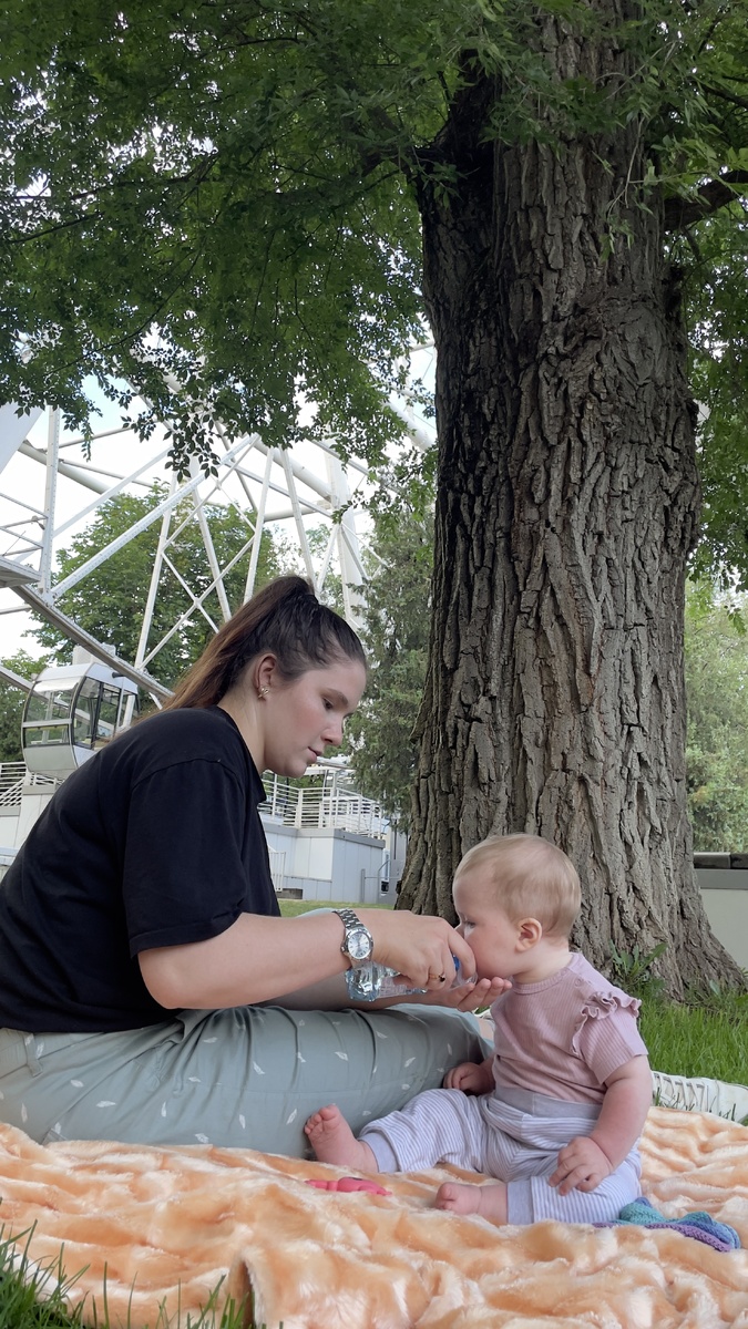 Все делала с ребенком на руках, и фото для сайта, и работы, и заказы