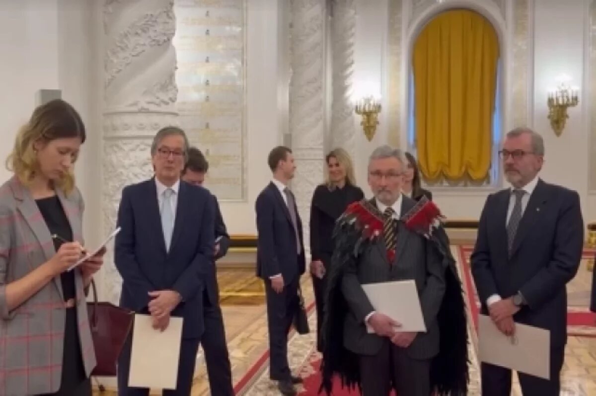    Посол Новой Зеландии Трейнор надел плащ-какаху на встречу с Путиным