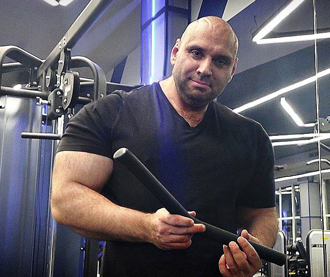 На днях я напишу статью про то, как сейчас тренирует трицепс Хади Чупан (2-ое место на "Мистер Олимпия" 2024) под руководством Хани Рэмбода. Мой друг - тренер из Gold's Gym был свидетелем их недавней тренировки, пока они временно тренируются не в зале Хани "TX".