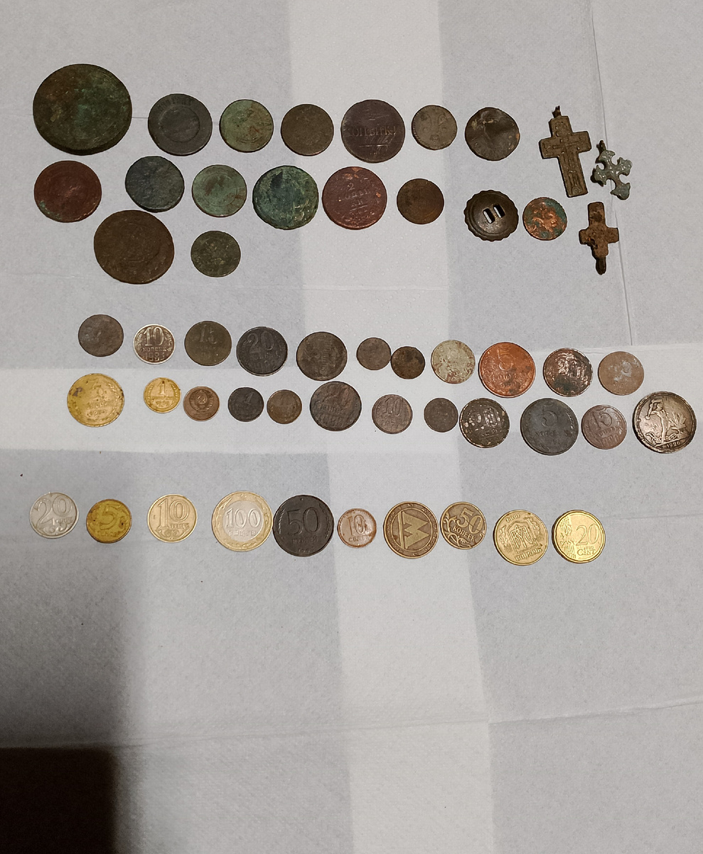 фото автора, часть моих монет, первый ряд - царские, второй - советские, третий почти всё из бывших союзных республик