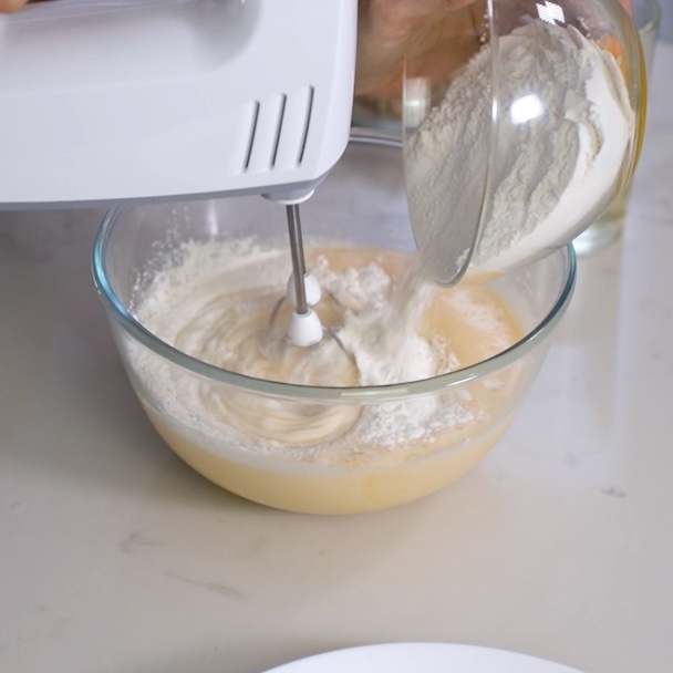 Добавляем сухие ингредиенты 