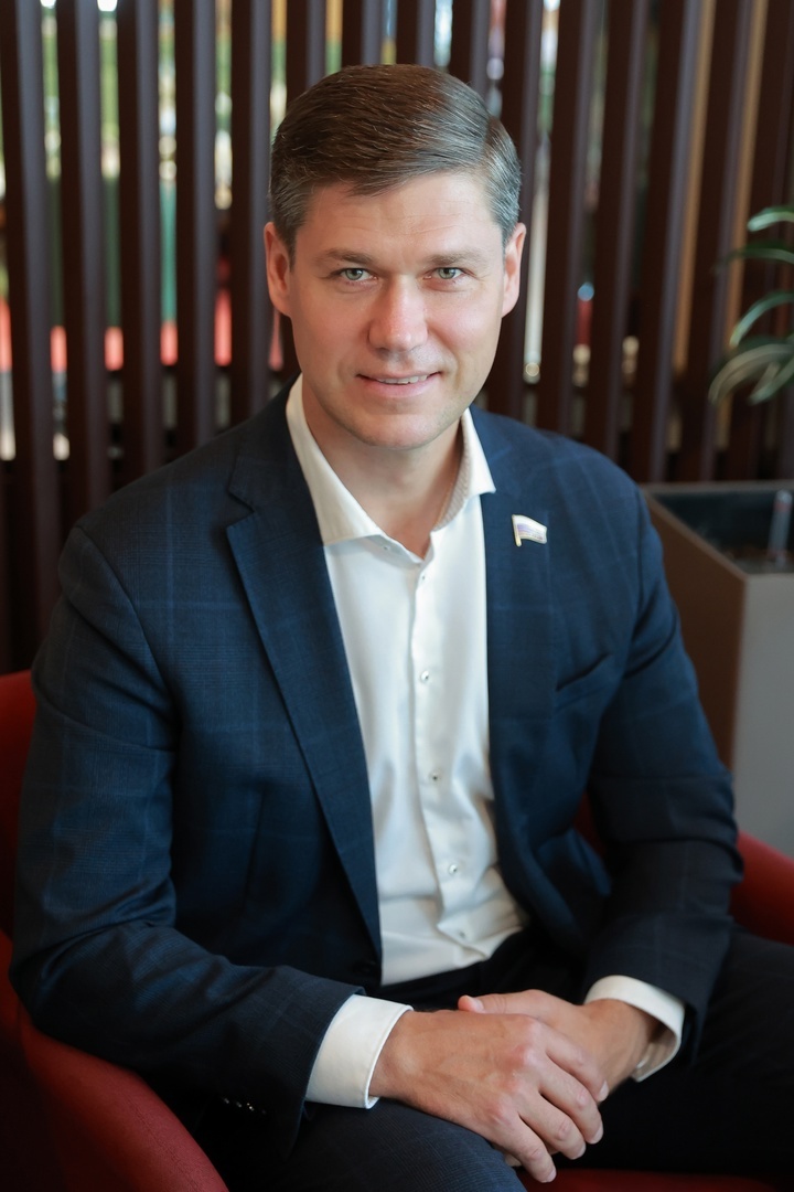 Сергей Алтухов — заместитель председателя комитета по экономической политике Государственной Думы РФ. Родился 23 февраля 1982 года в городе Орске Оренбургской области. В 2004 году окончил Петрозаводский государственный университет по специальности «Автоматизированные системы обработки информации и управления», Работал в представительствах ведущих ІТ-компаний мира в РФ. В 2016 году получил диплом Российской академии народного хозяйства и государственной службы при Президенте РФ. В 2015-2017 годах был исполняющим обязанности заместителя, а затем заместителем губернатора Крас-нодарского края Вениамина Кондратьева. В 2017-2021 годах — заместитель председателя Законодательного собрания Краснодар-ского края. С 2021 года — депутат Государственной думы РФ VIII созыва по 49-му одномандатному Туапсинскому округу. Член партии «Единая Россия».