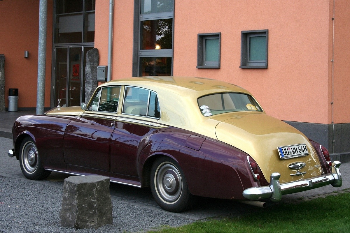 Rolls-Royce Silver Cloud сзади. Источник фото: commons.m.wikimedia.org