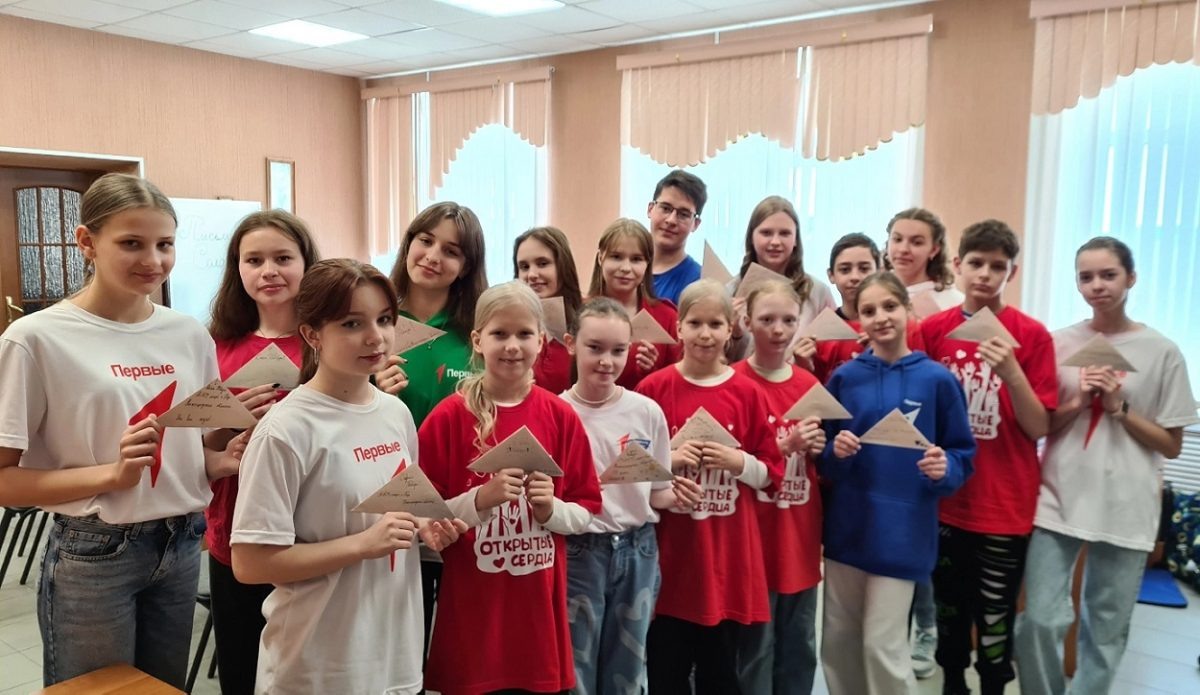    Ребята из борского лицея пишут письма поддержки бойцам