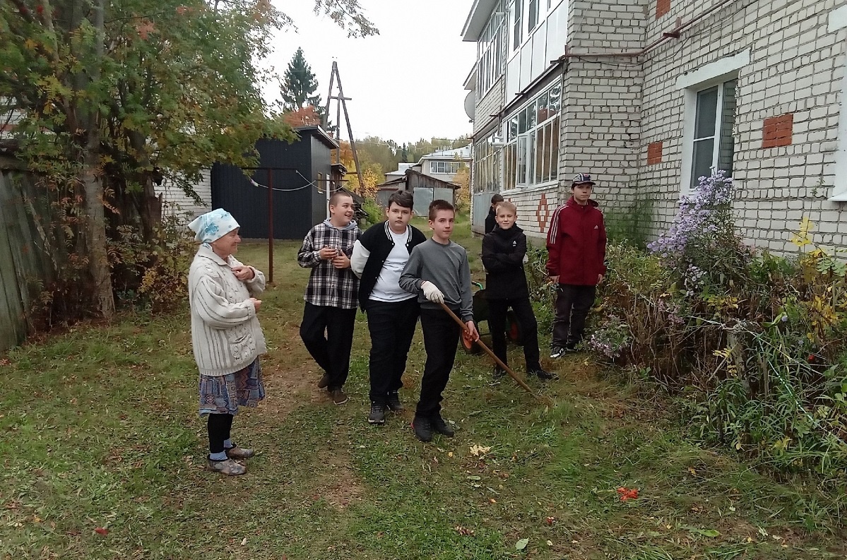    Ученики Ковернинской школы помогают пожилыи людям управиться с хозяйством