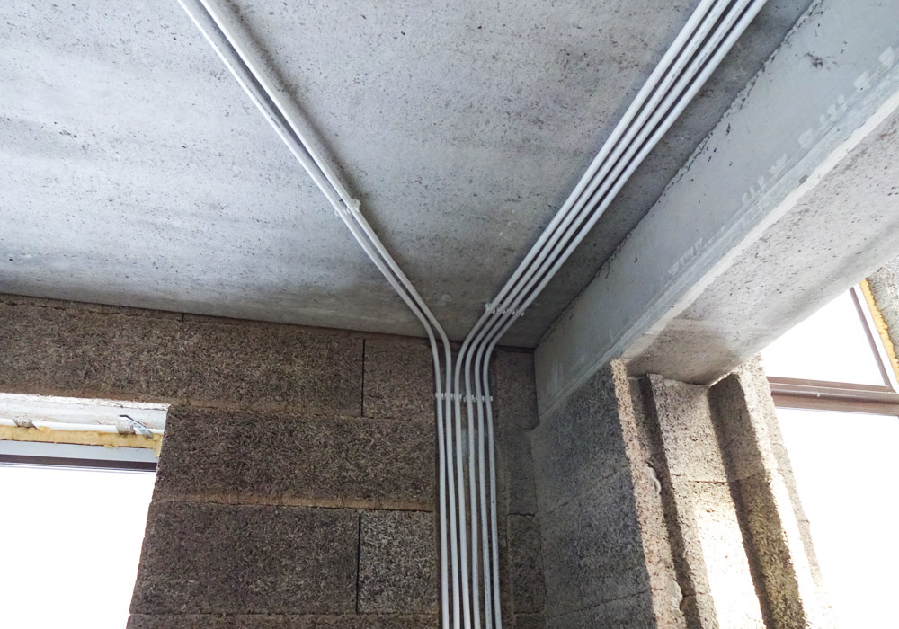 Трубы на потолке без изоляции