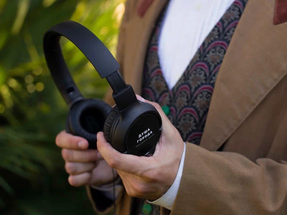 Наушники, через которые проигрываются иммерсивные аудиоэкскурсии.
Фото с иммерсивного променада «Душа города».