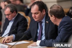    Ростислав Гольдштейн (посередине) занимал пост главы ЕАО с 2020 года