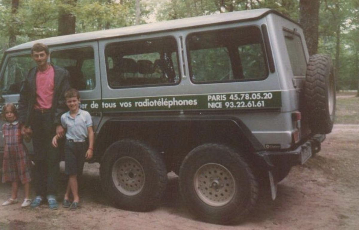  (Сам Леотар с детьми на фоне своего творения)
