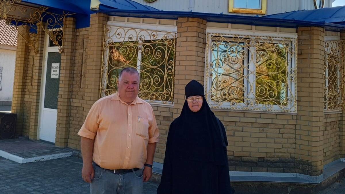    Корреспондент «ВМ» Андрей Объедков с матушкой Феодосией в Касперовском женском монастыре в ДНР / Фото: Личный архив