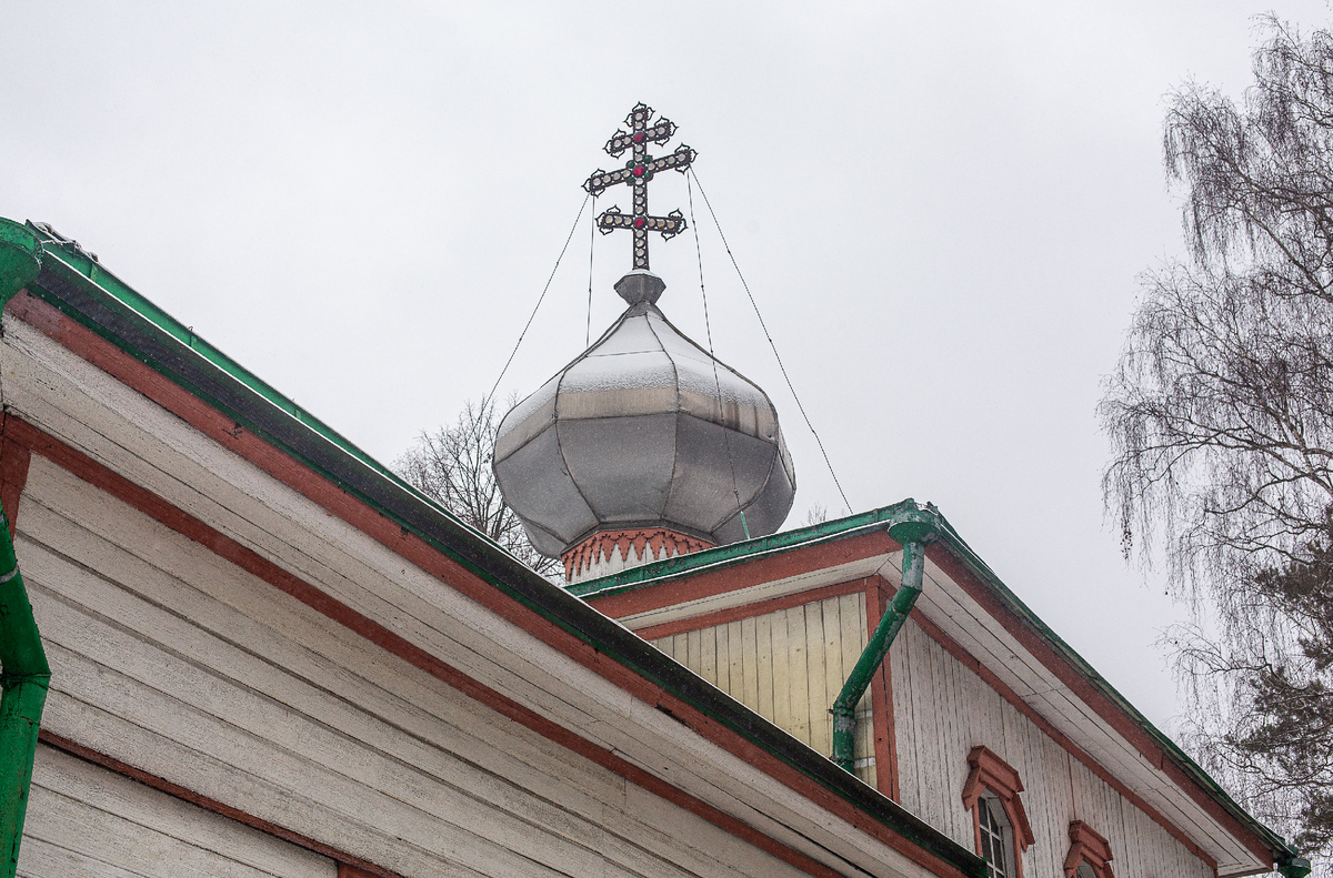 Храм Параскевы Пятницы. Хрустальный крест. Село Великодворье, муниципальное образование Великодворский, Гусь-Хрустальный район, Владимирская область. Фото автора статьи  
