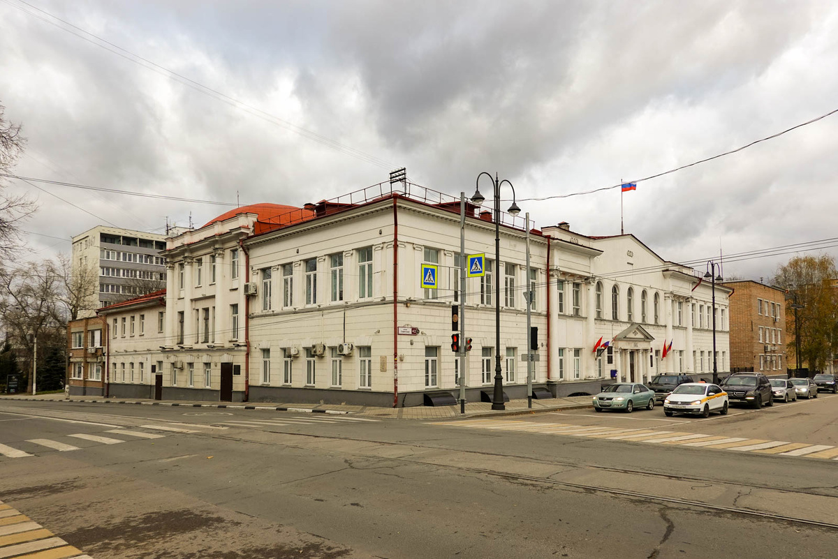 Бывшее здание Городской думы. Советская улица, 42. Пути нужно срочно расконсервировать и восстановить движение трамвая.