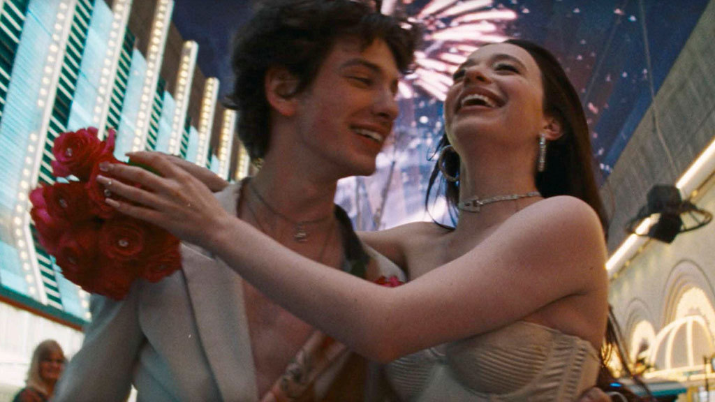 кадр из фильма "Анора" 2024 года, режиссёр Шон Бейкер