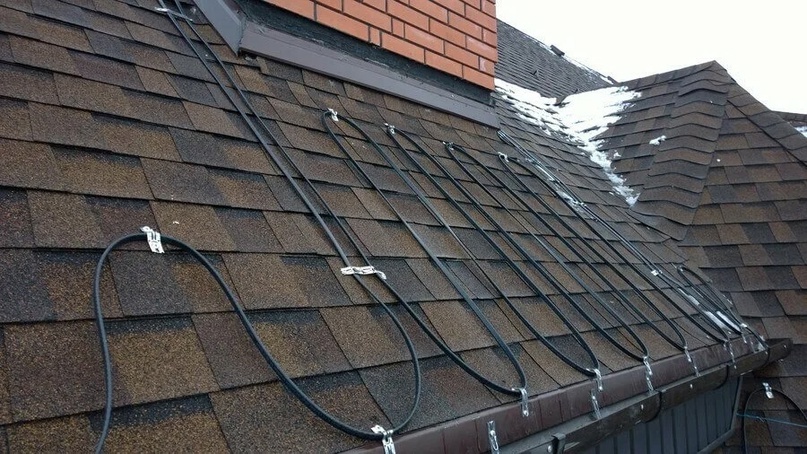  Обогрев ендовы с использованием греющего кабеля — это эффективное решение для предотвращения скопления снега и льда на крыше в холодный сезон.-4