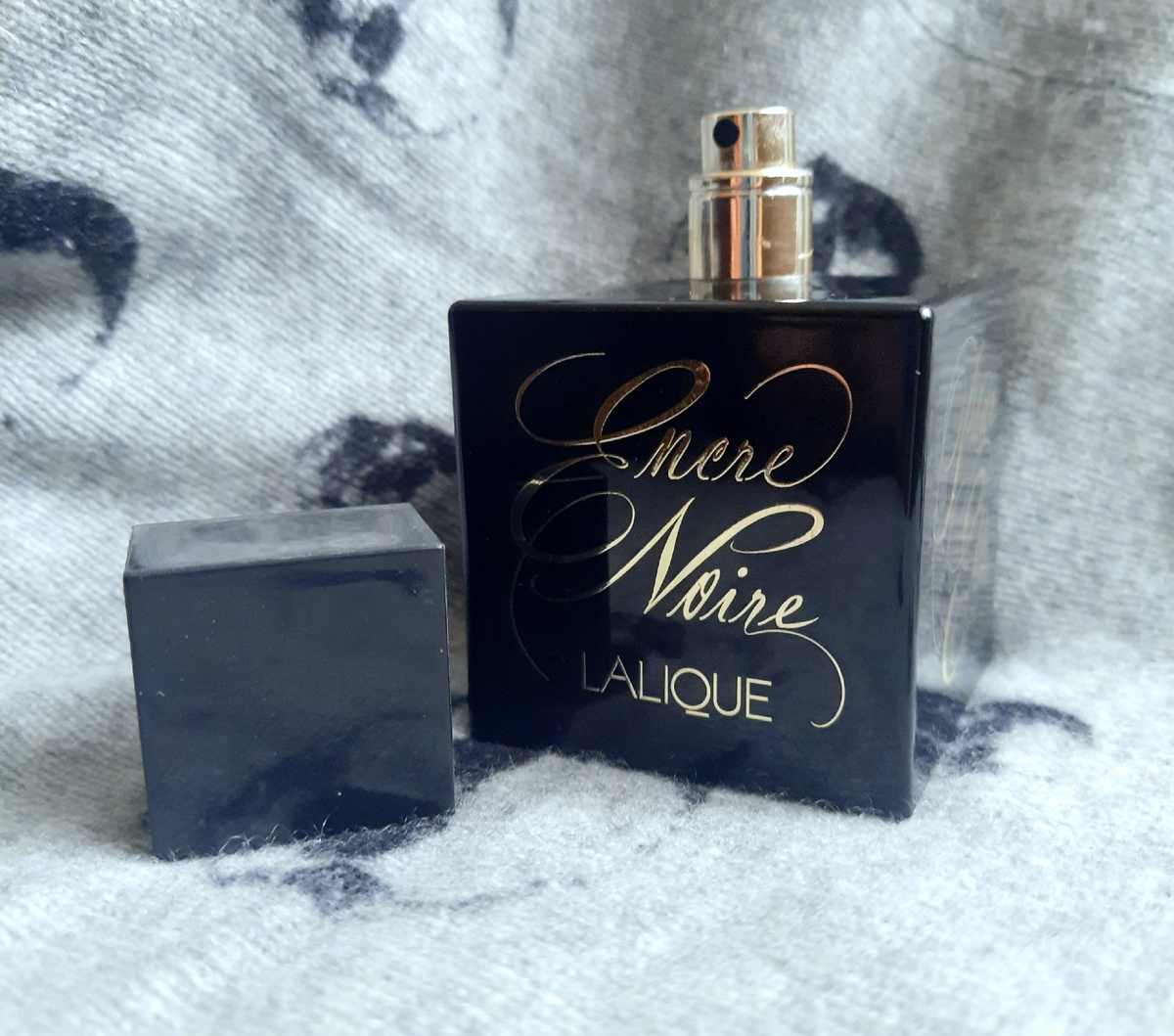 Пирамида: Верхние ноты: Амбретта, Фрезия и Бергамот; средние ноты: Роза, Османтус и Кефалис; базовые ноты: Мускус, Ветивер и Вирджинский кедр.