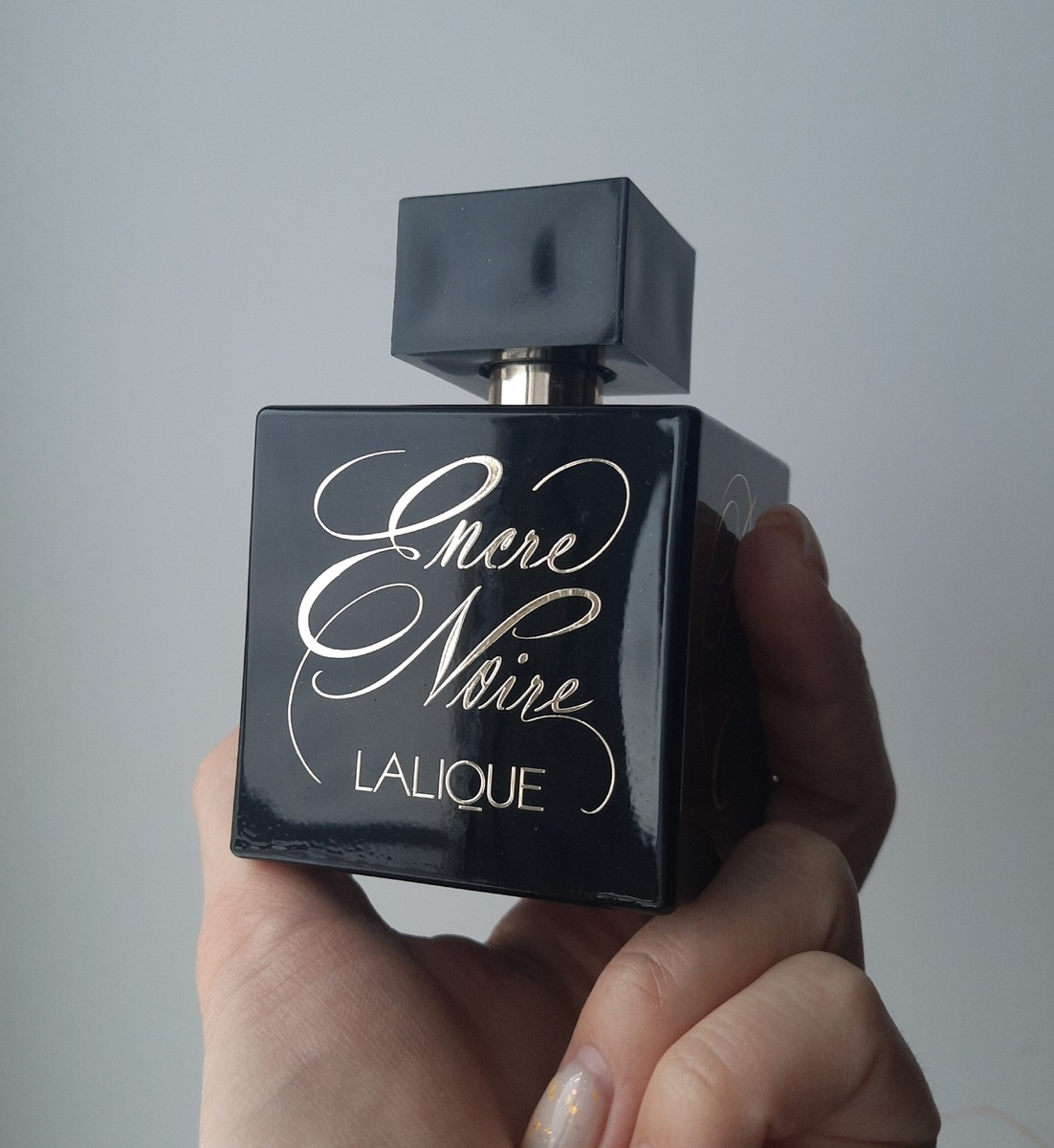 Флакон, как всегда у Lalique, прекрасен и очень подходит аромату.