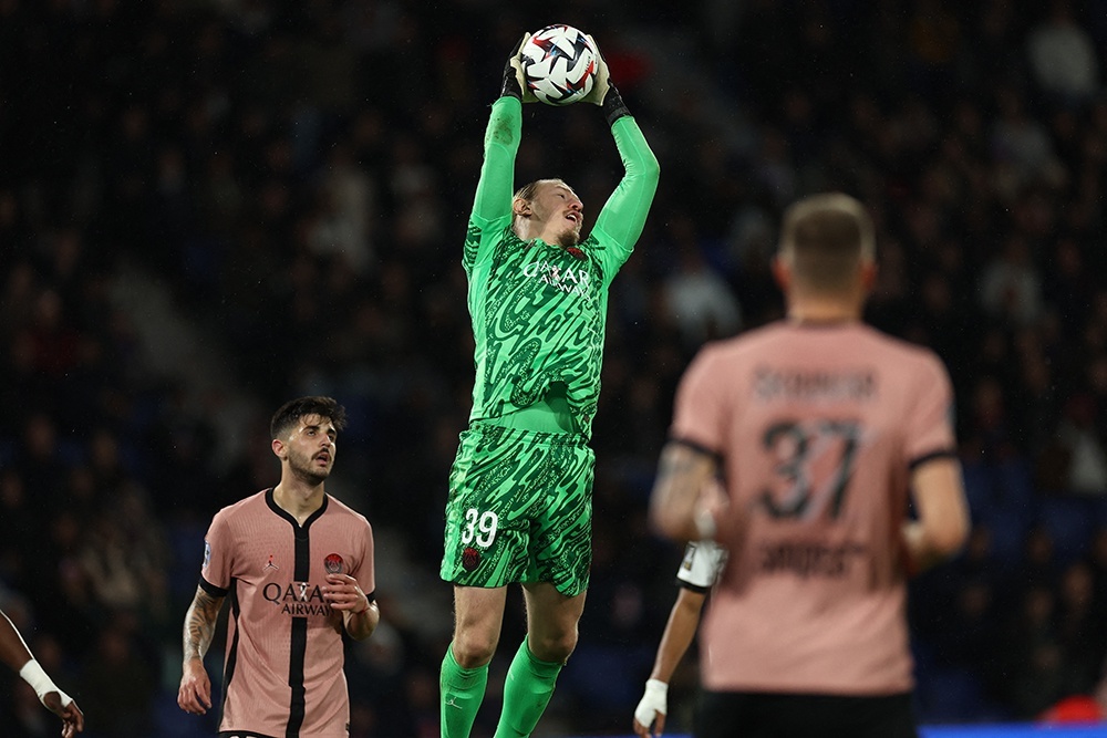    Голкипер сборной России Матвей Сафонов потихоньку отвоевывает место в стартовом составе "ПСЖ". / AFP